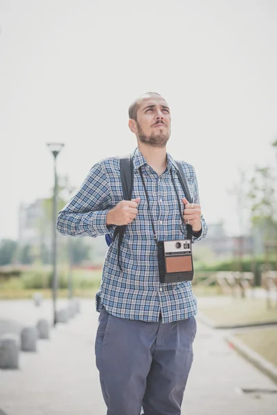 Vacker hipster casual multitasking moderna människan med vintage cam — Stockfoto