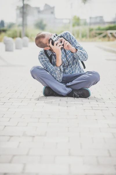 Vacker hipster casual multitasking moderna människan med vintage cam — Stockfoto