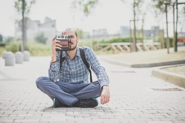 Bonito hipster casual multitarefa homem moderno com vintage cam — Fotografia de Stock