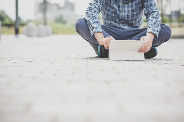 Bonito hipster casual multitarefa homem moderno usando tablet — Fotografia de Stock