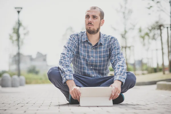 Vacker hipster casual multitasking moderna människan med hjälp av Tablet PC — Stockfoto