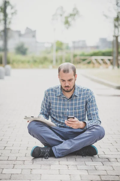 Bonito hipster casual multitarefa homem moderno usando tablet — Fotografia de Stock