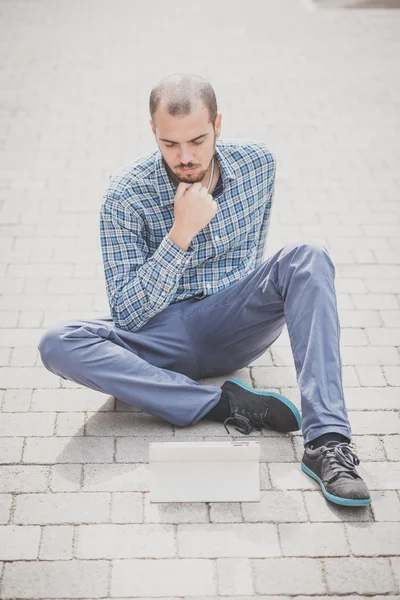 Bonito hipster casual multitarefa homem moderno usando tablet — Fotografia de Stock