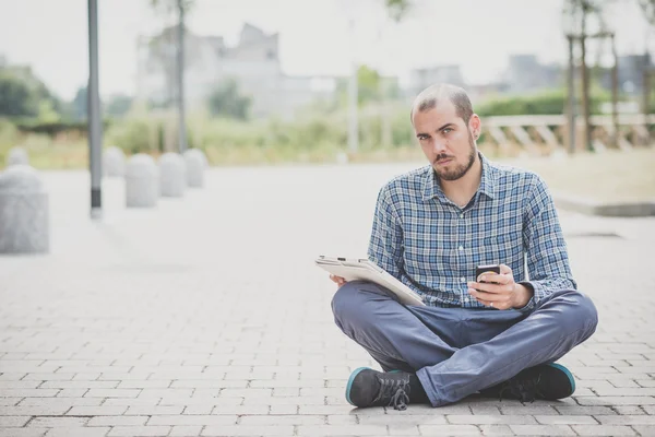 Vacker hipster casual multitasking moderna människan med hjälp av Tablet PC — Stockfoto