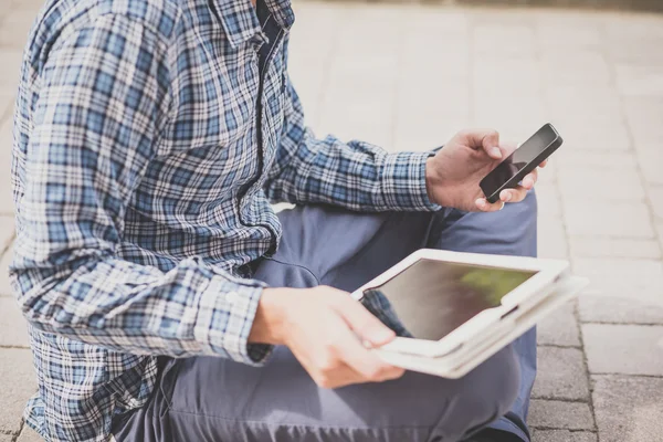 Schöner Hipster lässiges Multitasking moderner Mann mit Tablet — Stockfoto