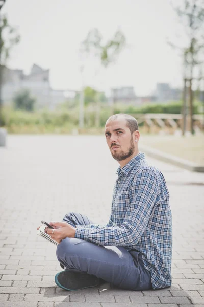 Bonito hipster casual multitarefa homem moderno usando tablet — Fotografia de Stock