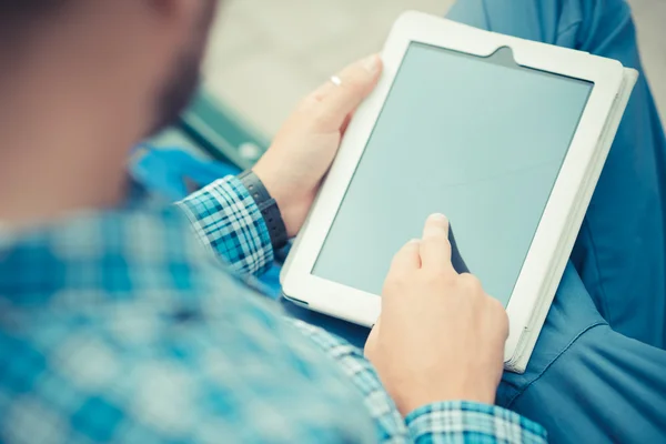 Cerrar las manos hombre usando la tableta en el banco — Foto de Stock