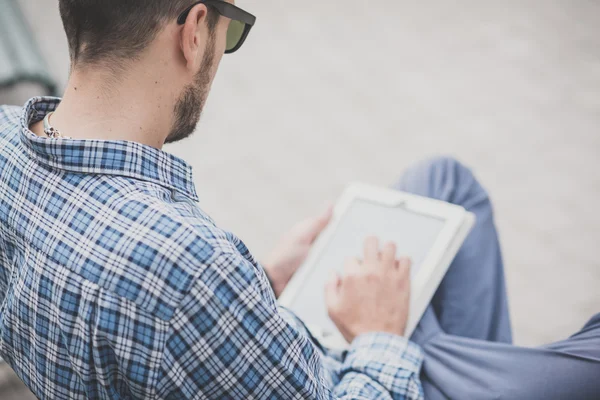 Vacker hipster casual multitasking moderna människan med hjälp av Tablet PC — Stockfoto