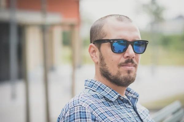Schöner Hipster lässiger moderner Mann mit Multitasking — Stockfoto