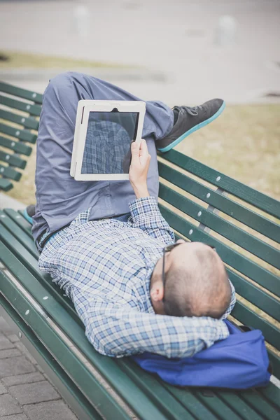 Guapo hipster casual multitarea hombre moderno utilizando tableta — Foto de Stock