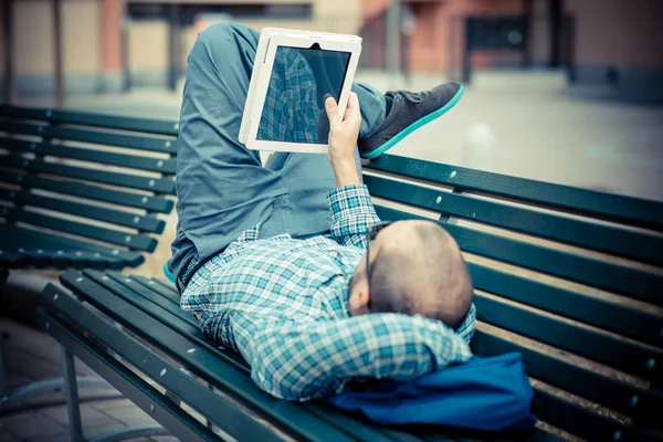Όμορφος hipster casual multitasking ο σύγχρονος άνθρωπος χρησιμοποιώντας δισκίο — Φωτογραφία Αρχείου