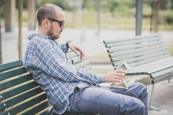 Bonito hipster casual multitarefa homem moderno usando tablet — Fotografia de Stock