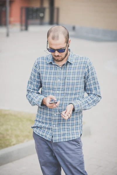 Beau hipster casual multitâche homme moderne en utilisant smartphone — Photo