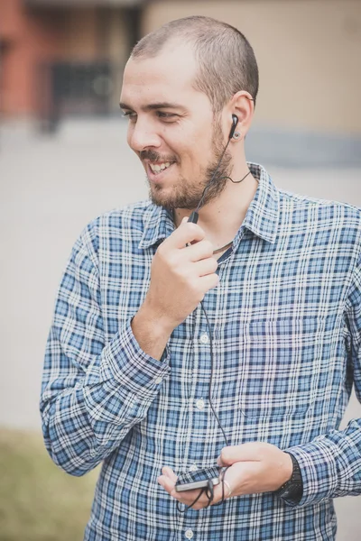 Beau hipster casual multitâche homme moderne en utilisant smartphone — Photo