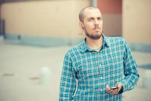 Schöner Hipster lässiges Multitasking moderner Mann mit Smartphone — Stockfoto