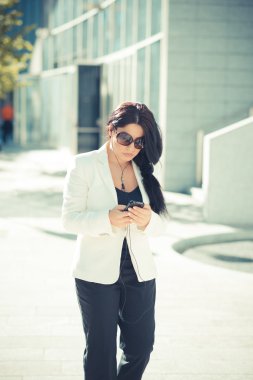 güzel uzun siyah saçları şık iş kadını smartphon kullanarak