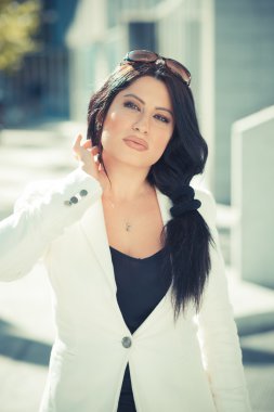 güzel uzun siyah saçları şık iş kadını
