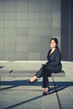 güzel uzun siyah saçları şık iş kadını