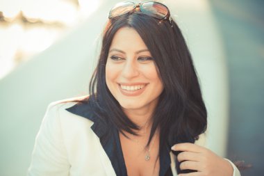 güzel uzun siyah saçları şık iş kadını