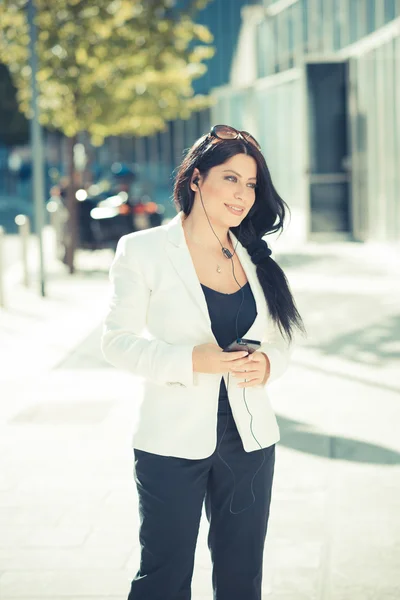 Business woman using smartphone — Stock Photo, Image