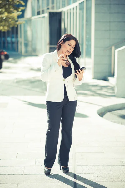 Γυναίκα των επιχειρήσεων χρησιμοποιώντας smartphone — Φωτογραφία Αρχείου