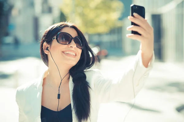 Vackra långa svarta hår eleganta affärskvinna med smartphon — Stockfoto