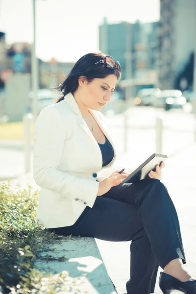 Vackra långa svarta hår eleganta affärskvinna med hjälp av Tablet PC — Stockfoto