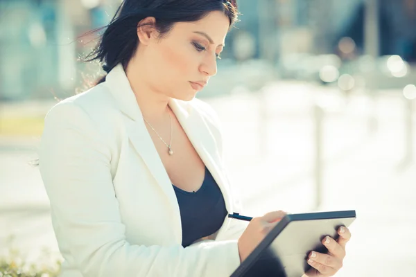 Vackra långa svarta hår eleganta affärskvinna med hjälp av Tablet PC — Stockfoto