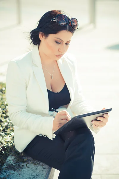 Vackra långa svarta hår eleganta affärskvinna med hjälp av Tablet PC — Stockfoto