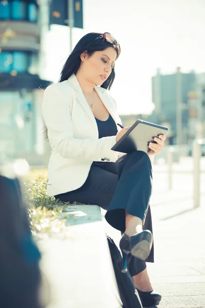 Hermoso pelo largo negro elegante mujer de negocios usando tableta —  Fotos de Stock