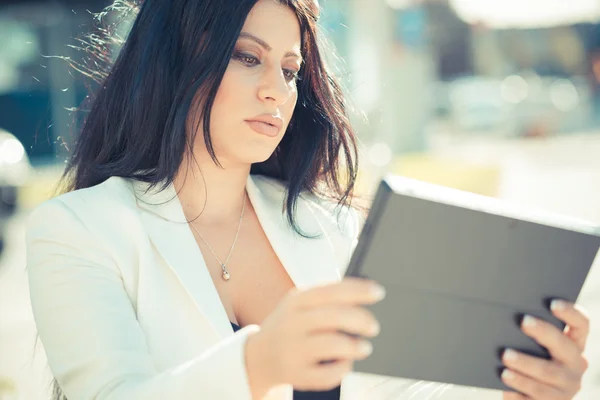 Güzel uzun siyah saçları şık iş kadını tablet kullanma — Stok fotoğraf