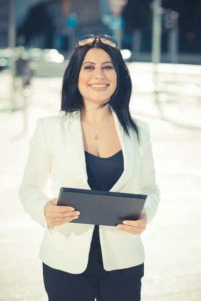 Schöne lange schwarze Haare elegante Geschäftsfrau mit Tablette — Stockfoto