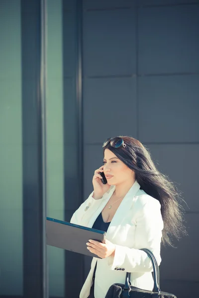 Hermoso pelo largo negro elegante mujer de negocios usando tableta —  Fotos de Stock