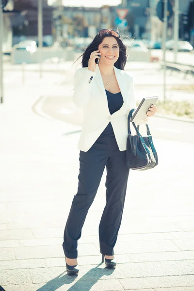 Hermoso pelo largo negro elegante mujer de negocios usando tableta — Foto de Stock