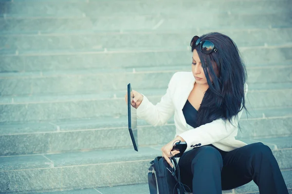 Mooie lange zwarte haren elegante zakenvrouw met behulp van smartphon — Stockfoto