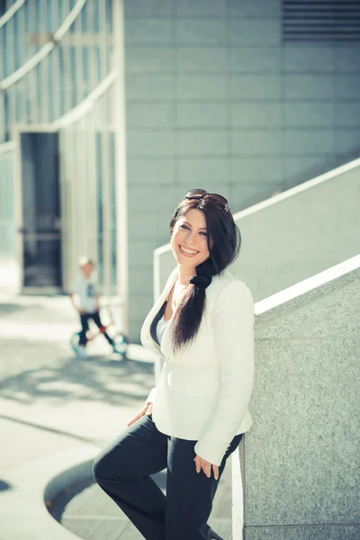 Schöne lange schwarze Haare elegante Geschäftsfrau — Stockfoto