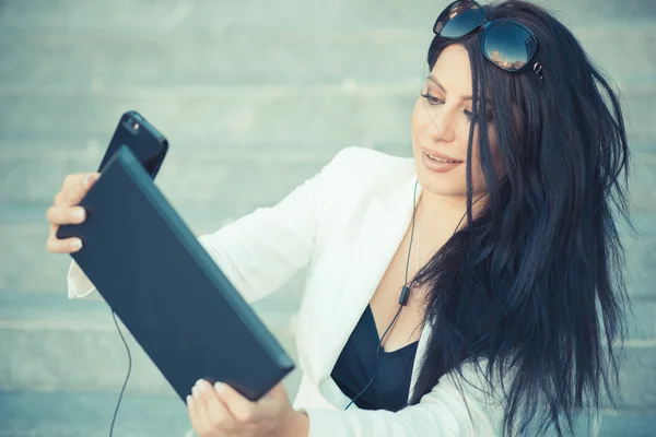 タブレットを持つ美しい長い黒髪エレガントなビジネス女性 — ストック写真