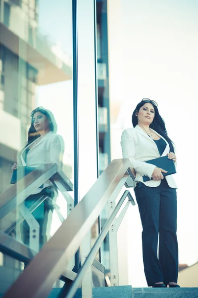 Hermoso pelo largo negro elegante mujer de negocios con tableta — Foto de Stock