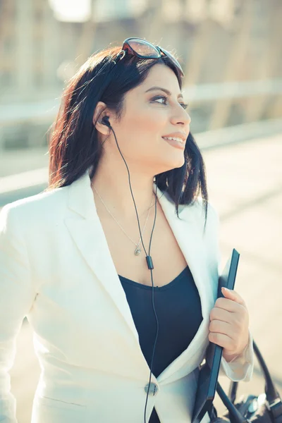 Hermoso pelo largo negro elegante mujer de negocios con tableta — Foto de Stock