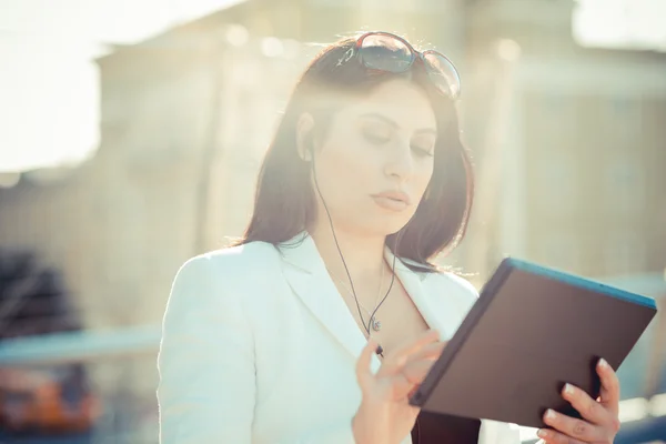 Mooie lange zwarte haren elegante zakenvrouw met Tablet PC — Stockfoto