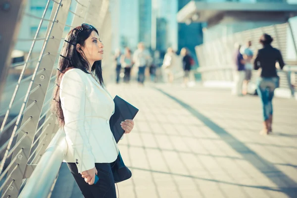 Hermoso pelo largo negro elegante mujer de negocios con tableta — Foto de Stock