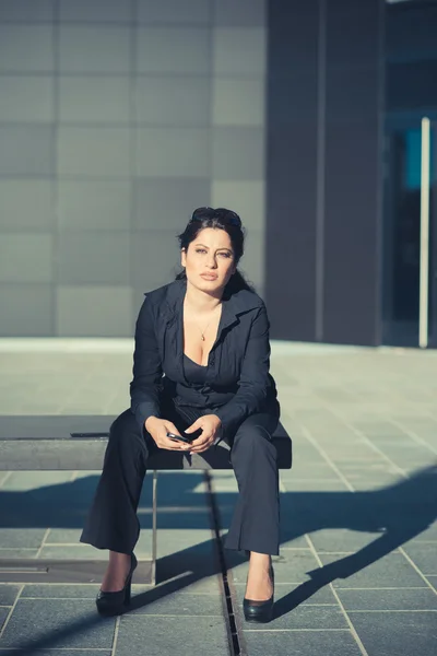 Schöne lange schwarze Haare elegante Geschäftsfrau — Stockfoto