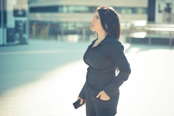 Hermoso pelo largo negro elegante mujer de negocios — Foto de Stock