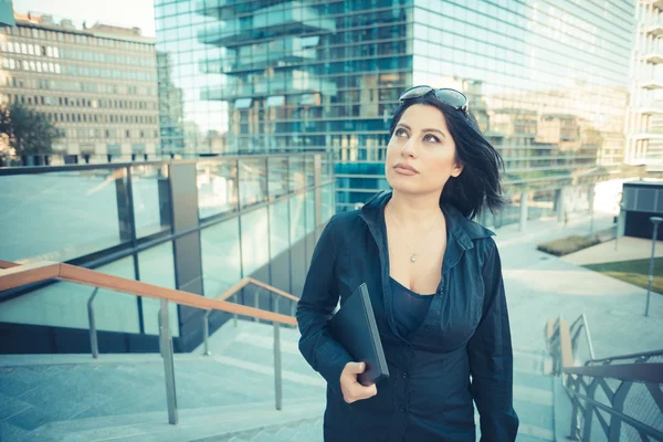 Schöne lange schwarze Haare elegante Geschäftsfrau — Stockfoto