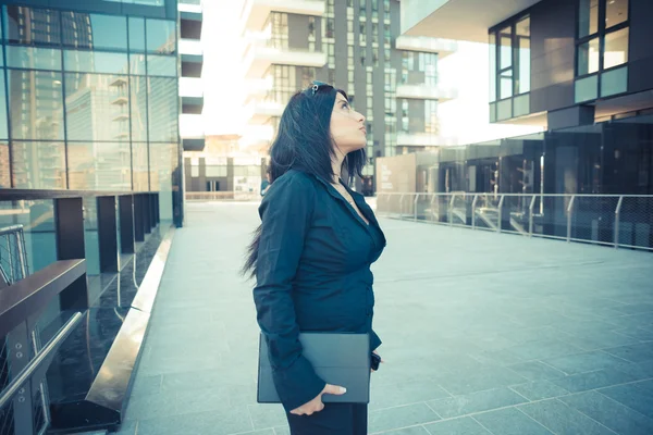 Vackra långa svarta hår eleganta affärskvinna — Stockfoto