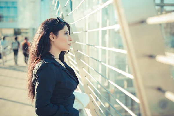 Schöne lange schwarze Haare elegante Geschäftsfrau — Stockfoto