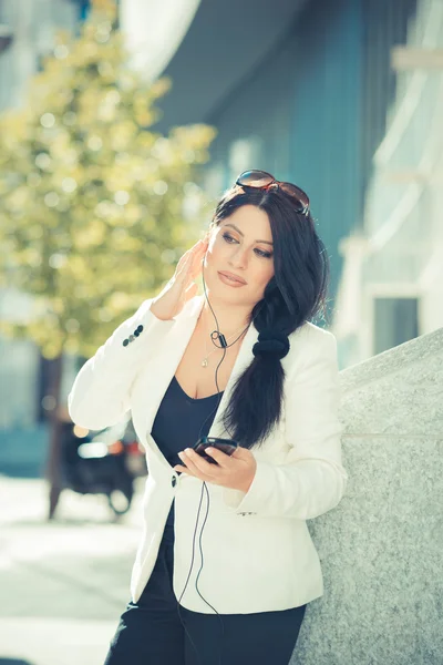 Bella lunga capelli neri elegante donna d'affari utilizzando smartphon — Foto Stock