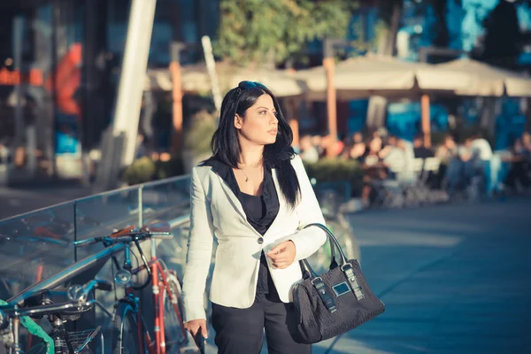 Hermoso pelo largo negro elegante mujer de negocios — Foto de Stock