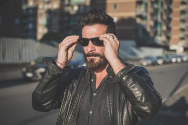 genç yakışıklı çekici sakallı model adam