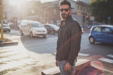 genç yakışıklı çekici sakallı model adam